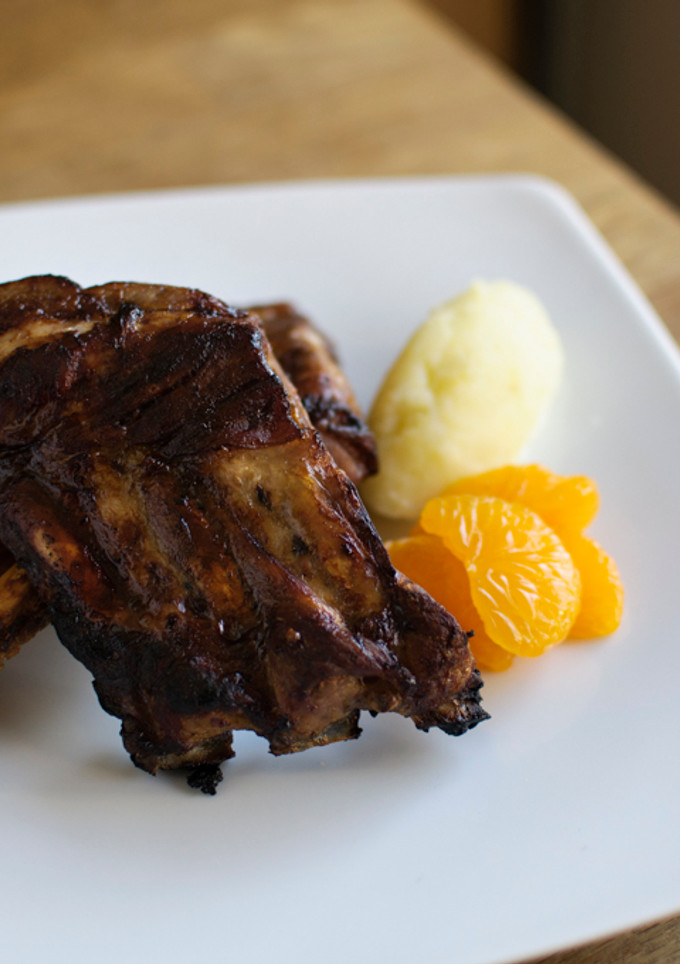 Una foto de Costillas al horno con crema de patata y mandarina