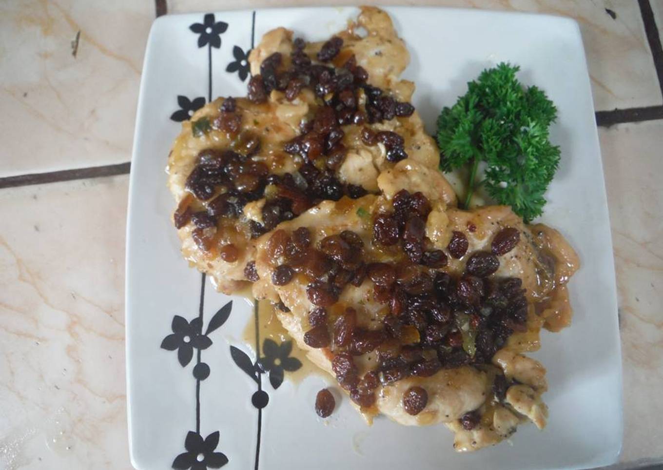 Pollo con pasas en salsa de naranja