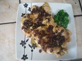 Pollo con pasas en salsa de naranja