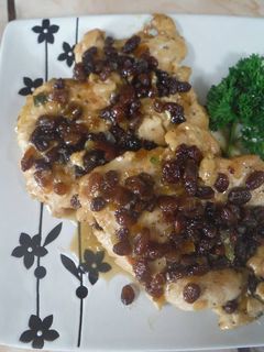Una foto de Pollo con pasas en salsa de naranja