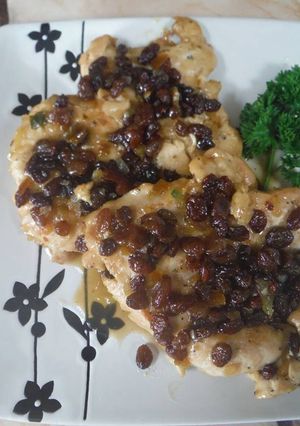 Una foto de Pollo con pasas en salsa de naranja
