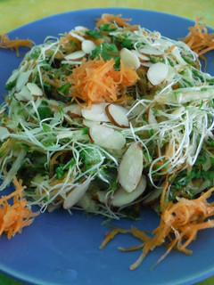 Una foto de Ensalada de Alfalfa y almendras 