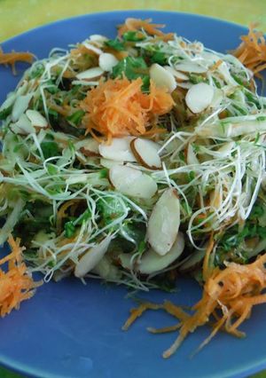 Una foto de Ensalada de Alfalfa y almendras 
