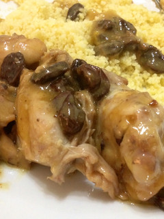 Una foto de Pollo con uvas pasas