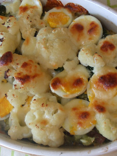 Una foto de Gratinado completo de verduras y salchichas