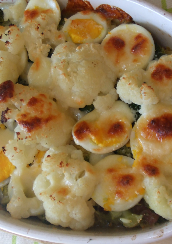 Una foto de Gratinado completo de verduras y salchichas