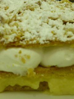 Una foto de Milhojas de crema pastelera y merengue