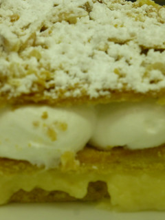 Una foto de Milhojas de crema pastelera y merengue