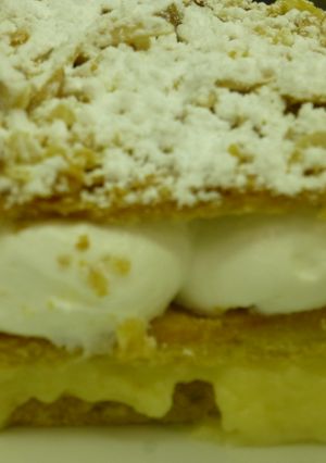 Una foto de Milhojas de crema pastelera y merengue