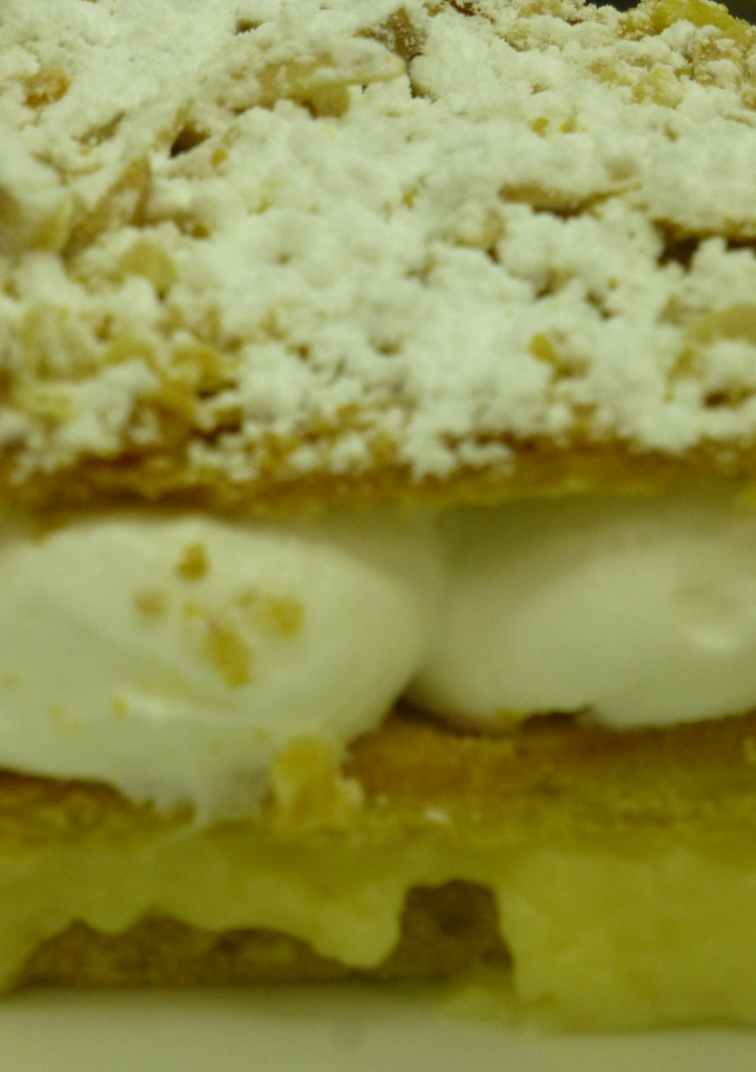 Una foto de Milhojas de crema pastelera y merengue