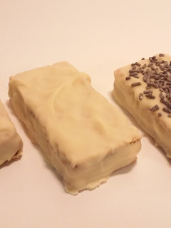 Una foto de Barquillos cubiertos de chocolate blanco