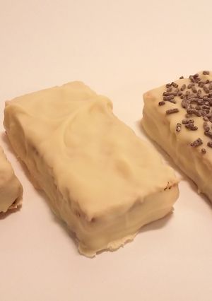 Una foto de Barquillos cubiertos de chocolate blanco