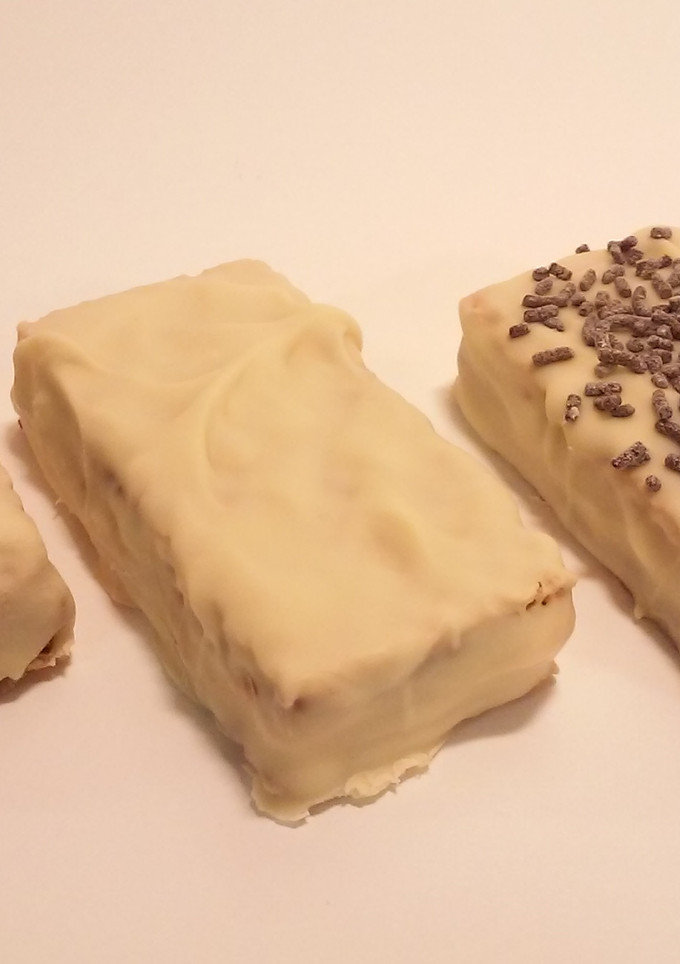 Una foto de Barquillos cubiertos de chocolate blanco