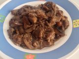 Ternera encebollada con setas