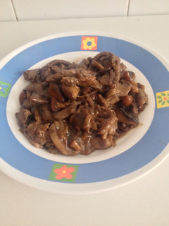 Una foto de Ternera encebollada con setas