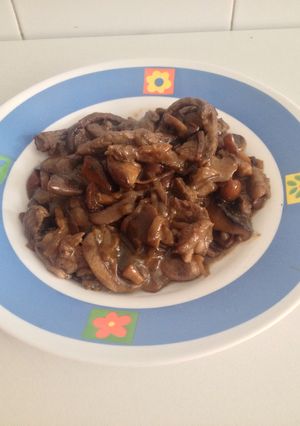 Una foto de Ternera encebollada con setas