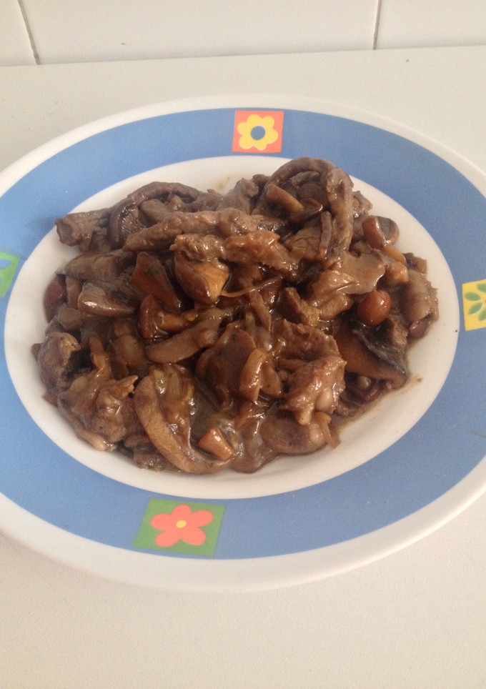 Una foto de Ternera encebollada con setas