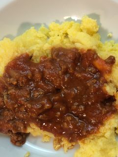 Una foto de Polenta con salsa de carne