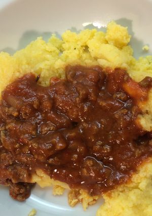 Una foto de Polenta con salsa de carne