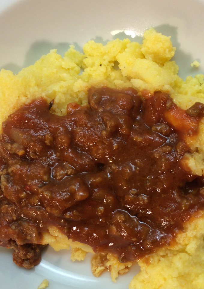 Una foto de Polenta con salsa de carne
