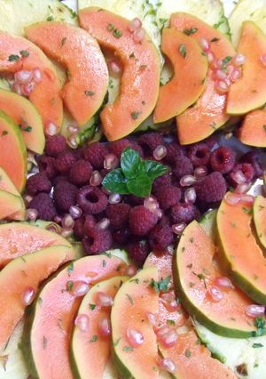 Una foto de Piña y papaya con frambuesas y crema de coco