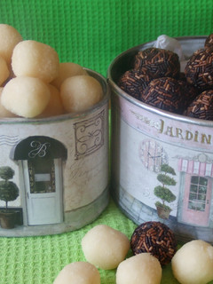 Una foto de Bolitas de chocolate negro y de coco