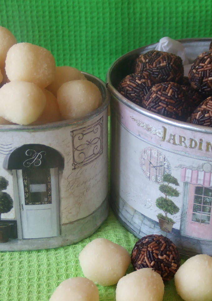 Una foto de Bolitas de chocolate negro y de coco