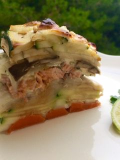 Una foto de milhojas de verduras con salmón