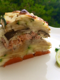 Una foto de milhojas de verduras con salmón