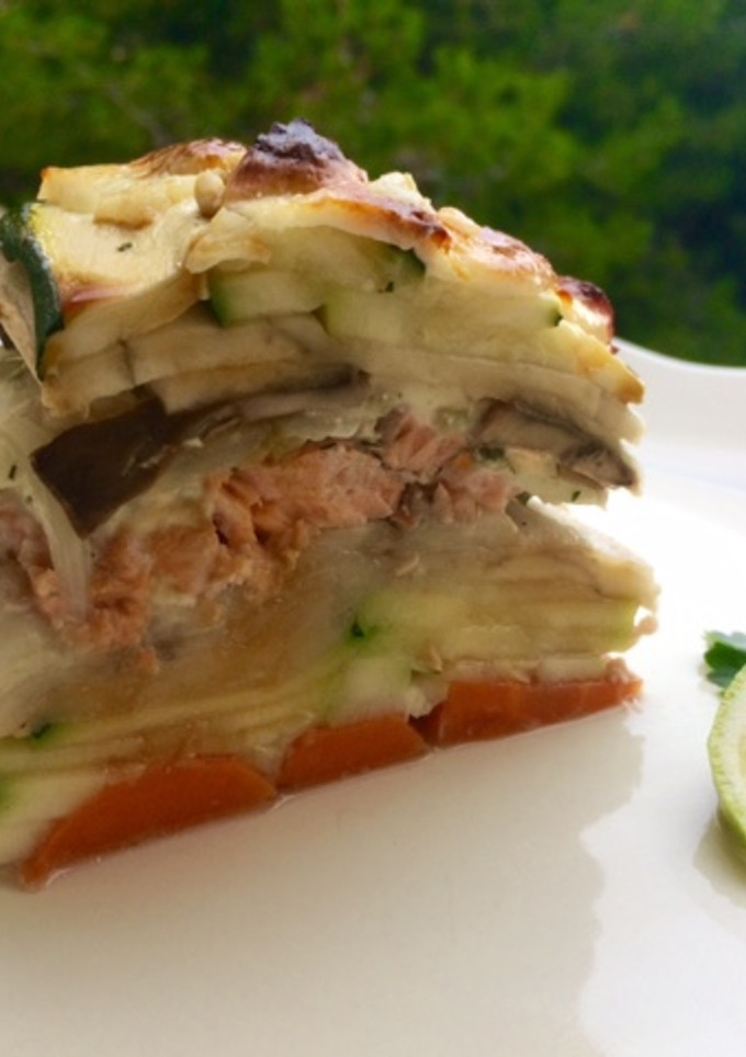 Una foto de milhojas de verduras con salmón