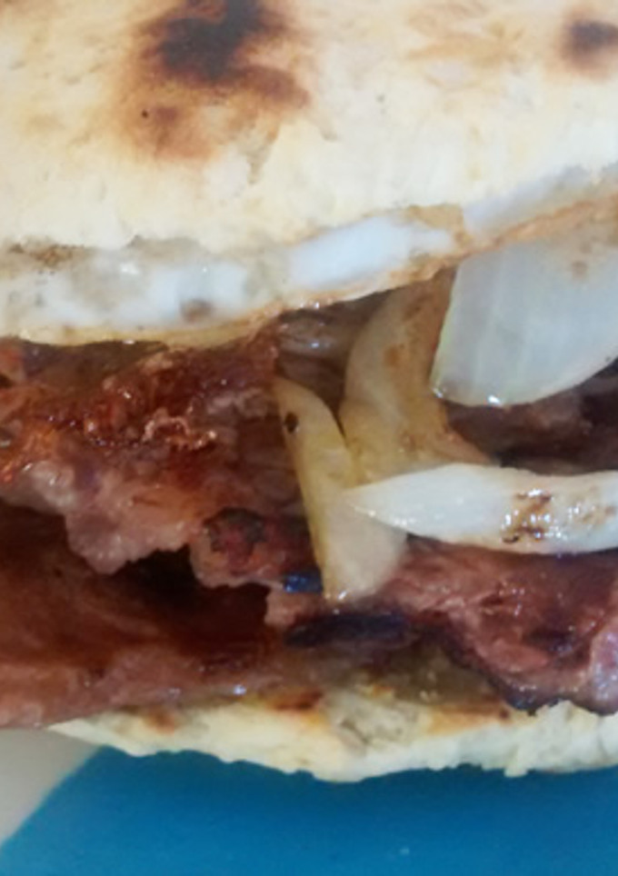 Una foto de Chemilico, sandwich o emparedado chileno
