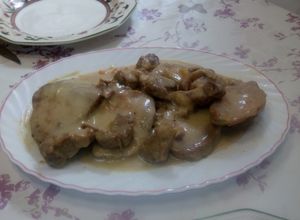 Una foto de Cabecero de lomo con salsa de Jamaica