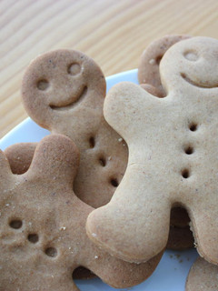 Una foto de Galletas de jengibre y canela navideñas