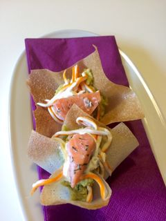 Una foto de Tulipas de guacamole con cangrejo y salmón