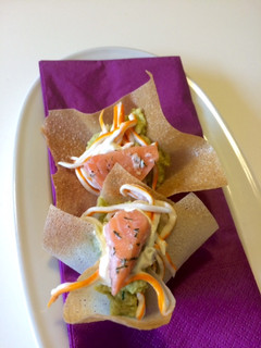 Una foto de Tulipas de guacamole con cangrejo y salmón