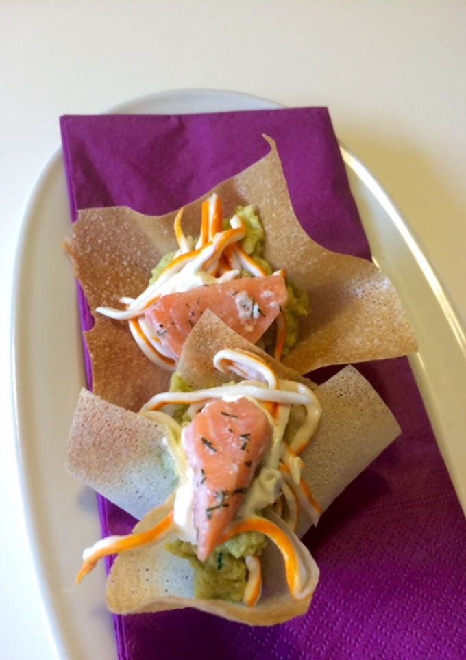 Una foto de Tulipas de guacamole con cangrejo y salmón