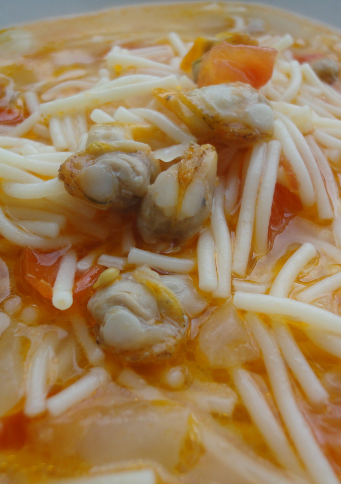 Una foto de Fideos con berberechos
