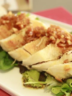 Una foto de Pechuga de pollo con cebolla marinada en salsa de soja