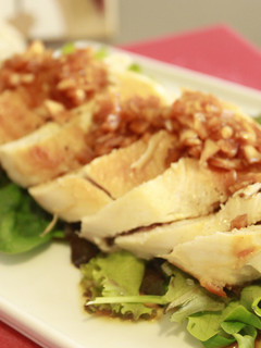 Una foto de Pechuga de pollo con cebolla marinada en salsa de soja