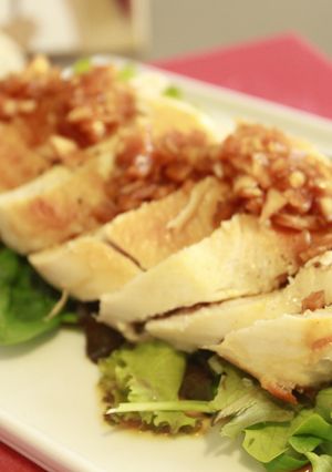 Una foto de Pechuga de pollo con cebolla marinada en salsa de soja