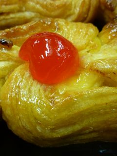 Una foto de Hojaldre rosas y crema
