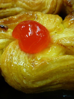 Una foto de Hojaldre rosas y crema