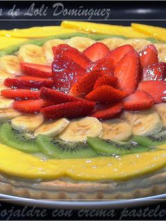 Una foto de Tarta de hojaldre con crema pastelera y frutas