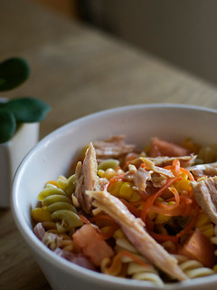 Una foto de Ensalada de espirales con jamón, maíz y zanahoria
