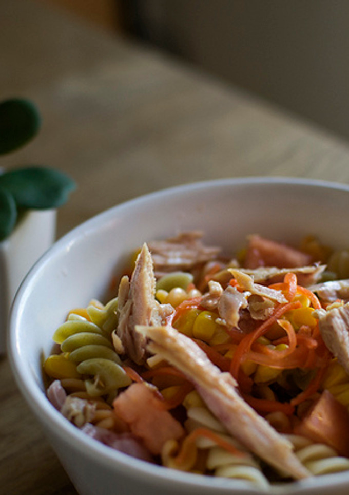 Una foto de Ensalada de espirales con jamón, maíz y zanahoria