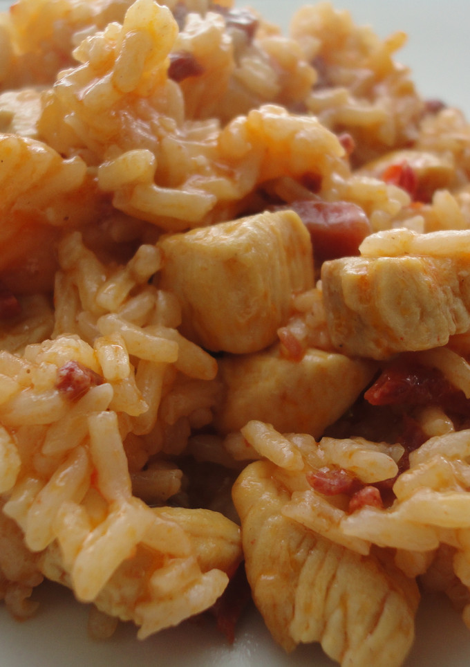 Una foto de Arroz meloso de pollo, chorizo y jamón