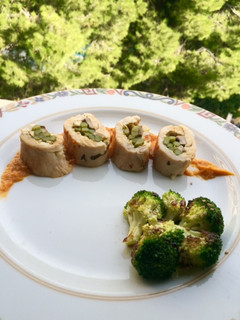 Una foto de Pavo relleno de trigueros y mostaza con puré de verduras asadas