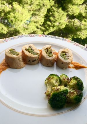 Una foto de Pavo relleno de trigueros y mostaza con puré de verduras asadas