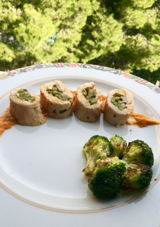 Una foto de Pavo relleno de trigueros y mostaza con puré de verduras asadas