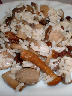 Una foto de Arroz blanco con setas y pasas